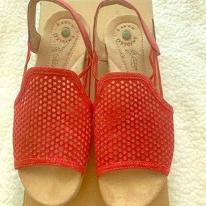 Sz 8.5 Earth Origins Hadley comfort red suede shoe
